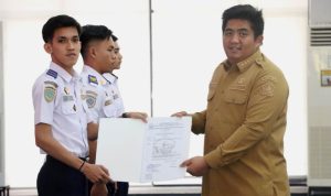 Bupati Bintan Roby Kurniawan menyerahkan SK Kenaikan Pangkat pada ASN Bintan, di Aula Kantor Bupati, Bandar Seri Bentan, Selasa (14/3/2023). (Foto:Hasura)