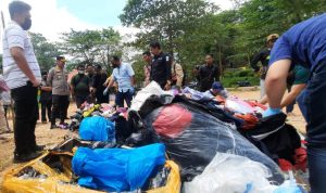 Disaksikan Kapolres dan jajaranya, Tiga Pemilik Barang bekas memusnahkan 17 Koli (Ballpres) Baju dan Sepatu Bekas di TPA Ganet Tanjungpinang, Kamis (30/3/2023).