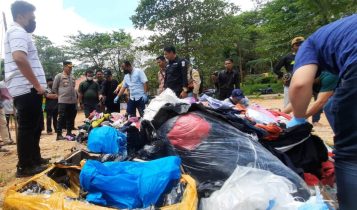Disaksikan Kapolres dan jajaranya, Tiga Pemilik Barang bekas memusnahkan 17 Koli (Ballpres) Baju dan Sepatu Bekas di TPA Ganet Tanjungpinang, Kamis (30/3/2023).