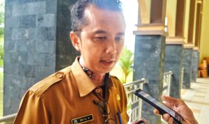 Ditetapkan Tersangka Korupsi Jembatan Tanah Merah, Sekretaris Dins Perkim Bw masih berdinas dan Terima Gaji Tunjangan serta THR (Foto:Hasura) Ditetapkan Tersangka Korupsi Jembatan Tanah Merah, Sekretaris Dins Perkim Bw masih berdinas dan Terima Gaji Tunjangan serta THR (Foto:Hasura)
