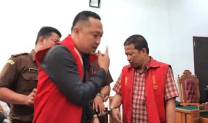 Dua terdakwa pengedar narkoba jenis sabu-sabu 14,16 gram, Hendri dan Cahya Hadi Saputra dituntut 6 dan 7 tahun penjara Pengadilan Negeri (PN) Tanjungpinang (Foto:Roland) Dua terdakwa pengedar narkoba jenis sabu-sabu 14,16 gram, Hendri dan Cahya Hadi Saputra dituntut 6 dan 7 tahun penjara Pengadilan Negeri (PN) Tanjungpinang (Foto:Roland)