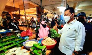 Gubenrur Kepri Ansar Ahmad saat melakukan sidak dan monitoring harga sembako di pasar pada bulan Ramadhan di Tanjungpinang, Sabtu (25/3/2023) (Foto: Humas Kepri)
