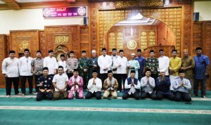 Gubernur Kepri, Ansar Ahmad melakukan Safari Ramadhan di Kabupaten Bintan, tepatnya di Masjid Al Maruf, Desa Kelong, Kecamatan Bintan Pesisir, Rabu (29/3/2023). (Foto: Diskominfo)