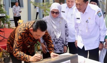 Gubernur Kepri Ansar Ahmad saat melaksanakan Safari Ramadan di Masjid Jami Baloi Center Kota Batam Minggu 2632023. Foto Diskominfo Kepri Gubernur Kepri, Ansar Ahmad saat melaksanakan Safari Ramadan di Masjid Jami' Baloi Center, Kota Batam, Minggu (26/3/2023). (Foto: Diskominfo Kepri)