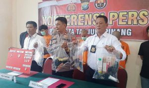 Kasat Narkoba Polresta Tanjungpinang, AKP Efendi bersama Humas Polresta Tanjungpinang saat melakukan Ekspos penangkapan 4 pelaku Narkoba di Mapolresta Tanjungpinang Rabu (1/3/2023).