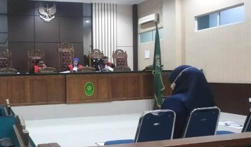 Kepala sekolah SMK Negeri 1 Kota Batam terdakwa Lea Lindrawijaya saat menghadiri sidang putusan di PN Tanjungpinang Jumat (18-3-2023)