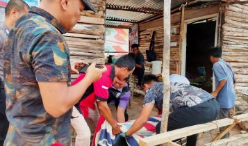 Korban saat Dievakuasi Polisi untuk Dibawa ke Rumah Sakit Raja Ahmad Thabib Tanjungpinang (Foto:Roland)