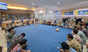 Pegawai bank bjb doa bersama untuk kemenangan Bandung bjb Tandamata di Final Proliga 2023. (foto;Bjb)