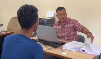 Penyidik Polsek Bintan Utara saat melakukan pemeriksaan pada tersangka Tr pelaku pencurian uang dari ATM rekanya Untuk main Judi Online Penyidik Polsek Bintan Utara saat melakukan pemeriksaan pada tersangka Tr pelaku pencurian uang dari ATM rekanya Untuk main Judi Online (Foto:humas Polres Bintan)