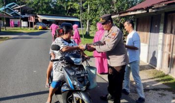 Polsek Dabo Singkep dan Bhayangkari Berbagi Takjil. Foto Humas Polres Lingga Polsek Dabo Singkep dan Bhayangkari Berbagi Takjil. (Foto: Humas Polres Lingga)