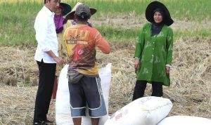 Presiden Jokowi berbincang dengan para petani ketika melintasi Jalan Lingkar Baru Soreang, Jawa Barat, Senin (06/03/2023). (Foto: BPMI Setpres)