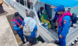 Program Sampan Layar Satpolairud, Polisi Bantu Pelajar dan Guru Seberangi Pulau di Lingga. (Foto: Humas Polres Lingga)