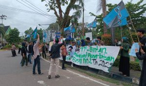 Puluhan Mahasiswa yang Tergabung dalam HMI saat Unjuk Rasa di Jalan Raja Ali Haji Tanjungpinang (Foto:Roland)Â 