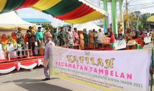 Ribuan peserta menyemarakkan pawai taaruf pada STQH ke XII Kabupaten Bintan di Simpang Pertigaan Teluk Sasah, Kecamatan Seri Kuala Lobam, Rabu (15/3/2023). (Foto: Hasura)