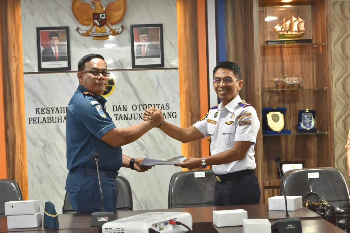 Ridwan Chaniago M.Mar.E. salam komando bersama Letkol Marinir Benyamin Ginting di KSOP Tanjungpinang