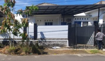 Rumah Kosong yang disebut milik Pengusaha Rokok di geledah KPK di Perumahan Mutiara Bintan Blok I nomor 17 dan 18 RT 8 RW 01, Kelurahan Pinang Kencana, Kecamatan Tanjungpinang Timur kota Tanjungpinang Prov.Kepri (Foto:Roland)