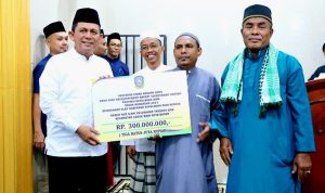 Safari Ramadhan di Kota Batam, gubernur Kepri Ansar Ahmad menyerahkan Bantuan Pemprov Kepri kepada pengurus Masjid Nur Ilahi sejumlah Rp300 Juta dan di tambah dengan bantuan Baznas Kepri untuk anak yatim dan kaum dhuafa. (Foto: Humas Kepri)