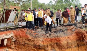 Sejumlah jalanan di Bintan rusak dan amblas akibat banjir yang melanda beberapa waktu lalu di wilayah itu. (Foto: Hasura)