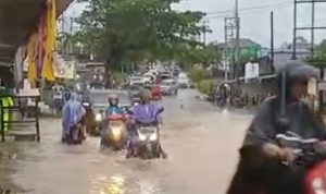 Sejumlah wilayah di kota Tanjungpinang dan Bintan mengalami banjir, akibat hujan lebat dan angin kencang yang melanda provinsi Kepri dari pagi hingga malam Jumat (3/3/2023). (foto;Presmedia)