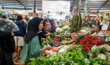 Suasana Aktifitas Pasar Bintan Center Di Tanjungpinang Suasana Aktifitas Pasar Bintan Center Di Tanjungpinang