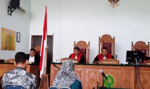Terbukti bergendak (zinah-red) oknum Aparatur Sipil Negara (ASN) Dinas Perkejaan Umum Perumahan Rakyat (PUPR) dan Pertanahan Provinsi Kepri inisial Am dan wanita yang bukan Isterinya Sc dihukum 4 bulan penjara oleh Hakim PN Tanjungpinang. (Foto: Roland)