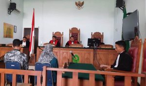 Terbukti bergendak (zinah-red) oknum Aparatur Sipil Negara (ASN) Dinas Pekerjaan Umum Perumahan Rakyat (PUPR) dan Pertanahan Provinsi Kepri inisial Am dan wanita yang bukan Isterinya Sc dihukum 4 bulan penjara oleh Hakim PN Tanjungpinang. (Foto:Roland)