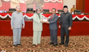 Wakil Gubernur Kepri Marlin Agustina Menyerahkan dokumen LKPJ-APBD 2022 ke Ketua DPRD Kepri pada sidang paripurna DPRD Kepri (Foto: Presmedia)