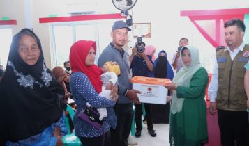Wali kota Tanjungpinang Hj.Rahma saat menyerahkan bantuan kepad warga Terdampak Banjir di Tanjungpinang