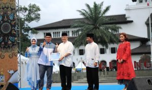 Acara Bulan Berbagi Berkah on the street (BUBOS) yang digelar dengan tema 'Bertasbih' (Berbagi Cinta, Berkah dan Kasih) di halaman Gedung Sate Kota Bandung Sabtu, (15/4/2023).