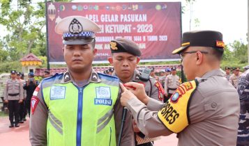 Apel Gelar Pasukan Operasi Ketupat Seligi 2023 Kapolres Bintan AKBP.Riki Iswoyo menyematkan pita sebagai tanda muli dilaksanakan opersi di Mako Polres Bintan Apel Gelar Pasukan Operasi Ketupat Seligi 2023 Kapolres Bintan AKBP.Riki Iswoyo menyematkan pita sebagai tanda mulai dilaksanakan Senin, (14/4/2023) di Mako Polres Bintan,