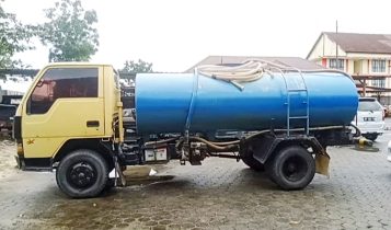 Barang bukti Mobil Truk Tanki BP.8697 BU, diamankan Polisi atas dugaan Pembuangan limbah Bahan Berbahaya dan Beracun (B3) di Pemukiman warga Senin (3/4/2023). (Foto:Hasura).