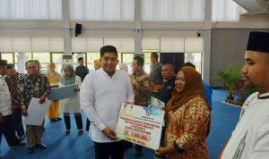 Bupati Bintan Roby Kurniawan menyerahkan bantuan di Aula Kantor Bupati Bintan, Selasa (4/4/2023). (Foto: Hasura)