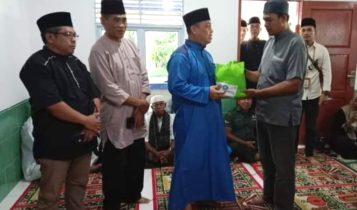 Bupati Lingga Muhammad Nizar bersama Ketua TP PKK Kabupaten Lingga Maratussoliha menyerahkan berbagai bantuan pada masyarakat saat Safari Ramadhan di Surau Raudhatul Jannah Dabo Lama Rabu 5 4 2023 Bupati Lingga Muhammad Nizar bersama Ketua TP PKK Kabupaten Lingga Maratussoliha menyerahkan berbagai bantuan pada masyarakat saat Safari Ramadhan di Surau Raudhatul Jannah, Dabo Lama, Rabu (5-4-2023)