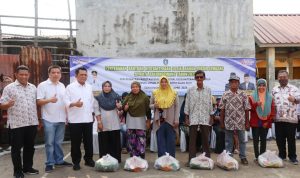 Gubernur Ansar Serahkan Bantuan Buah Pokir Rudi Chua ke Warga Tanjung Unggat