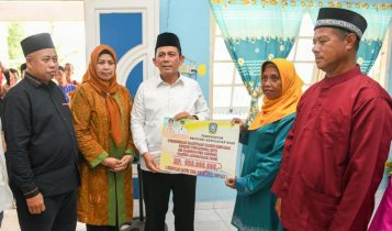 Gubernur Ansar Serahkan Bantuan RT, RW, Posyandu, BPD, dan Penyuluh Agama di Kecamatan Senayang