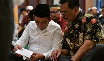 Gubernur Kepri Ansar Ahmad bersama mantan wakil gubernur Kepri Soerya Respationo saat menghadiri safari Ramadhan Masjid Amanatul Ummah Taman Duta Mas Batam Center Kamis 13 4 2023 Gubernur Kepri Ansar Ahmad bersama mantan wakil gubernur Kepri Soerya Respationo, saat menghadiri safari Ramadhan Masjid Amanatul Ummah, Taman Duta Mas Batam Center Kamis (13/4/2023).