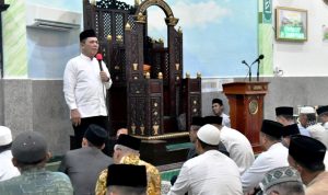 Hari pertama kunjungan kerja ke Kabupaten Kepulauan Anambas, Gubenur Kepri Ansar Ahmad, safari Ramadhan dengan warga dan jemaat Masjid Istiqomah dan Masjid Jami' Baiturrahim Tarempa, Senin (18/4/2023). (Foto: Humas Kepri).