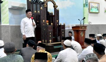 Hari pertama kunjungan kerja ke Kabupaten Kepulauan Anambas, Gubenur Kepri Ansar Ahmad, safari Ramadhan dengan warga dan jemaat Masjid Istiqomah dan Masjid Jami' Baiturrahim Tarempa, Senin (18/4/2023). (Foto: Humas Kepri).