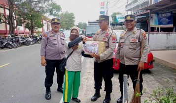 Jajaran Personel Polresta Tanjungpinang Bagikan Bapokting Untuk Petugas Kebersihan Jalan ( Humas)