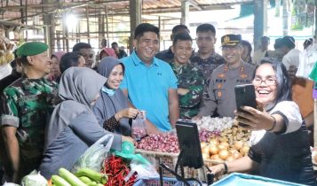 Jelang Lebaran Pemkab Bintan Gelar Pasar Murah di Kijang Kawal dan Tanjunguban Bupaati Bintan saat melakukan peninjauan hargaa sembako di Pasar Jelang Lebaran Pemkab Bintan Gelar Pasar Murah di Kijang, Kawal dan Tanjung Uban, Bupati Bintan Roby Kurniawan saat melakukan peninjauan harga sembako di Pasar (Foto:Hasura)