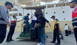 KM.Doro Lando, salah satu Kapal Pelni yang mengangkut ribuan penumpang dari Jawa tujuan Sumatra saat tiba di Pelabuhan Sri Bayentan Kijang kabupaten Bintan, Selasa (19/4/2023). (Foto:Hasura)
