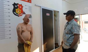 Kanit Jatanras Satreskrim Polresta Tanjungpinang, Ipda Fredy Simanjuntak saat membawa pelaku ke Satreskrim Polresta Tanjungpinang. (Foto: Roland)