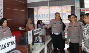 Kapolres Bintan AKBP Riky Iswoyo bersama dengan kepala Bapeda Provinsi Kepri Diky Wijaya dan kepala UPT PDD Kijang Irawati Puspa Dewi saat meresmikan layanan pengurusan STNK dan Rubetina di Samsat Kijang