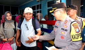 Kapolres Bintan Bagikan 200 Tiket Balik Gratis ke Batam. (Foto: Hasura)