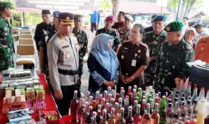 Kapolresta Tanjungpinang Kombes Pol Heribertus Ompusunggu bersama FKPD memusnahkan Mikol dan petasan