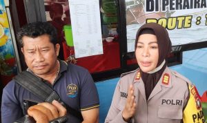 Kapolsek KKP AKP Zubaidah bersama Nawi, Kepala Operasional PT. Putra Bone Riau Mandiri, Nawin, dan KSOP saat diwawancarai di Posko SBP (Foto:Roland)