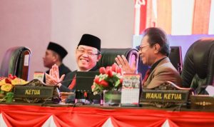 Ketua DPRD Kepri Jumaga Nadeak dan Deputi V BPK-RI pada Paripurna LHP-BPK atas LKPD APBD Kepri 2022 (Foto:humas-DPRD Kepri)