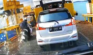 Pengemudi motor bersama penumpangnya masuk ke kapal Roro sebelum kecebur ke laut (Foto: Tangkapan layar Cctv).