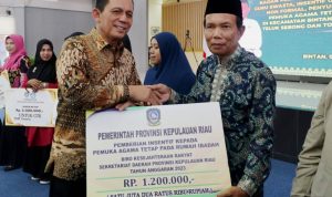 Penyerahan bantuan itu dilaksanakan langsung oleh Gubernur Kepri, Ansar Ahmad di Aula Kantor Bupati Bintan, Selasa, (4/4/2023).