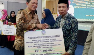 Penyerahan bantuan itu dilaksanakan langsung oleh Gubernur Kepri, Ansar Ahmad di Aula Kantor Bupati Bintan, Selasa, (4/4/2023).